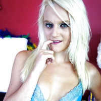 Smiley blonde chick getting nude and spreading her pink pussy