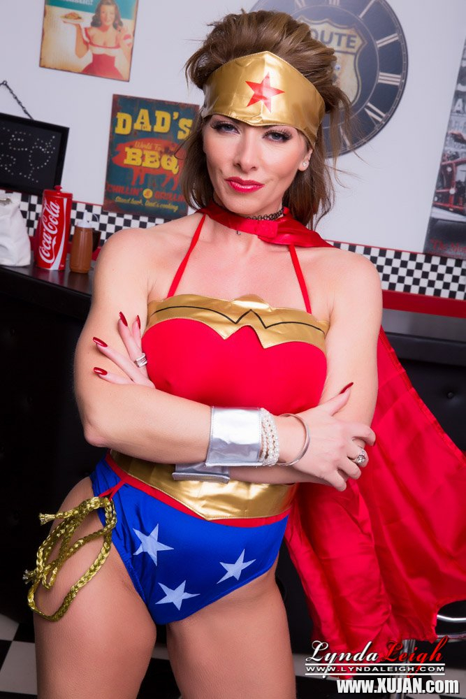 Lynda Leigh masturbating in a Wonder Woman Outfit - Photo #2010053