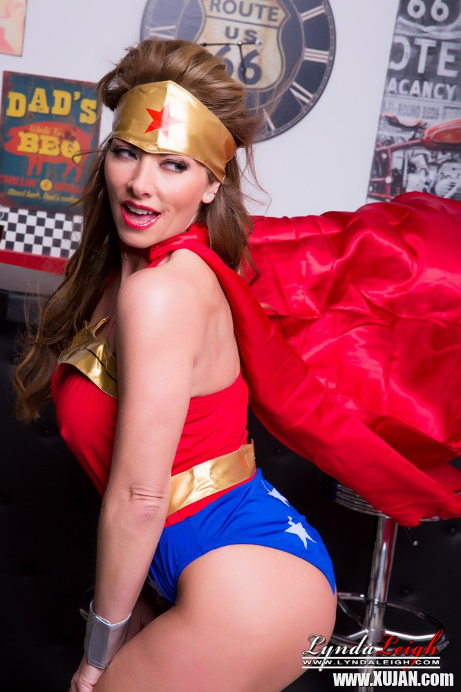 Lynda Leigh masturbating in a Wonder Woman Outfit - Photo #2010054