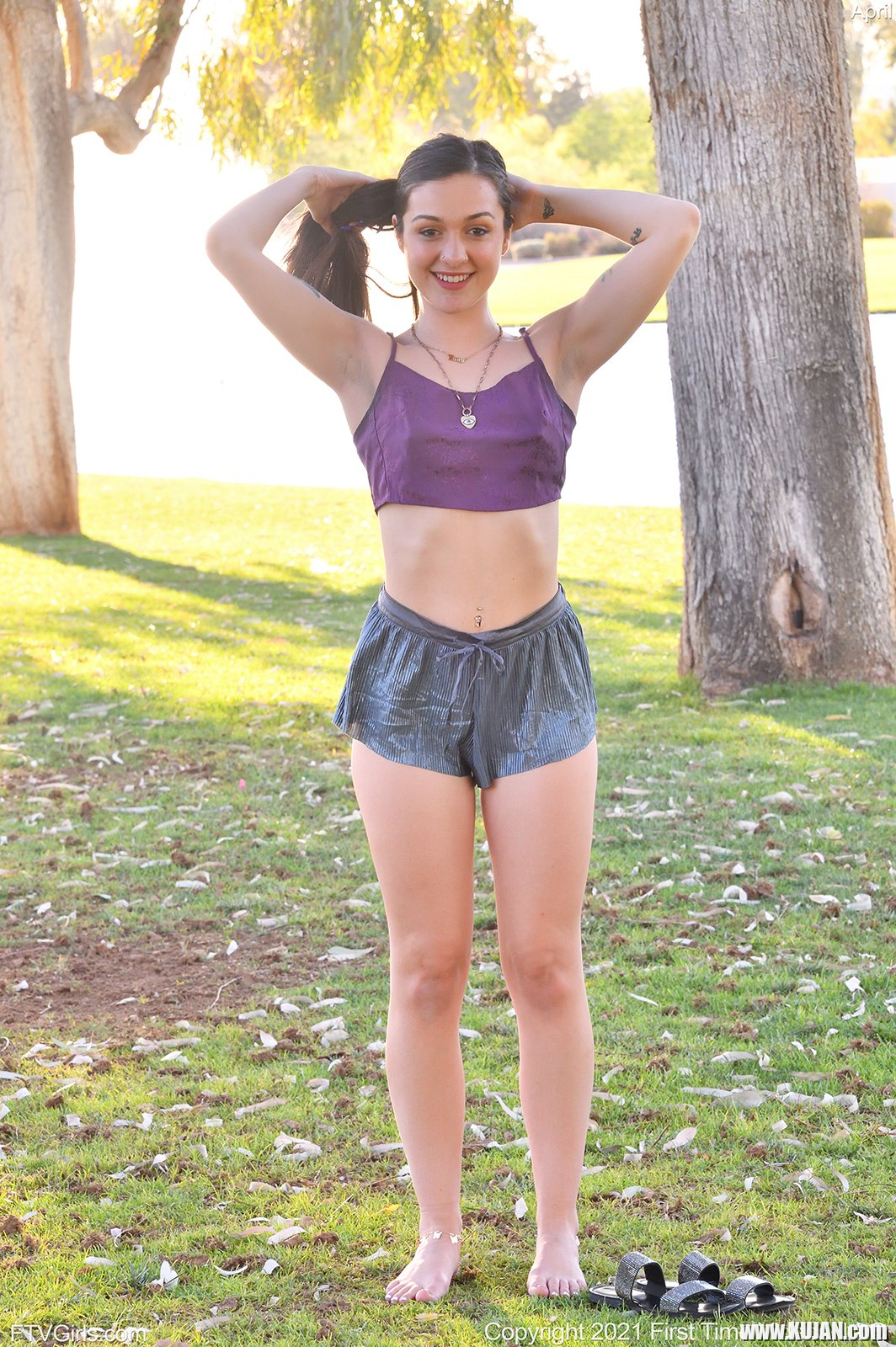 April Valentino exposes cunt at outdoors workout - Photo #2013076