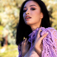 Scarlett Bloom seductively reveals petite nude Bod