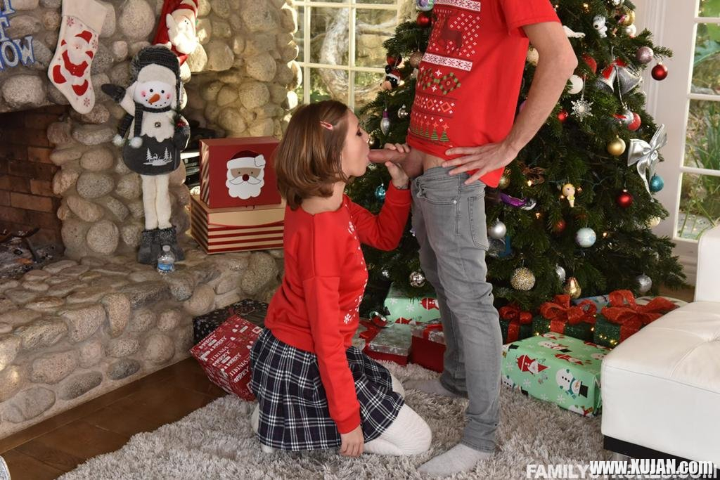 Teen Riley Mae fucks her Step Bro for Christmas - Photo #2015607