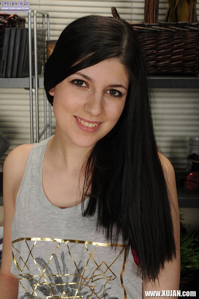 Girl next door Miranda Miller strips nude and spreads her pussy - Photo #2016131