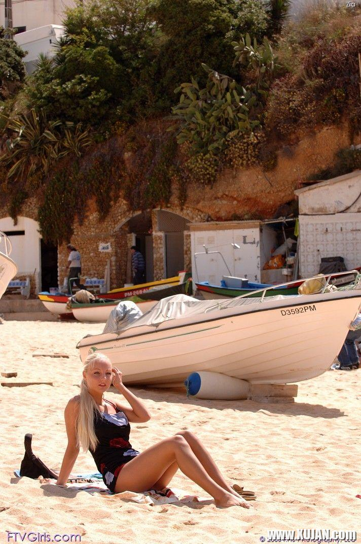 Pictures of Veronika Simon getting naked on the beach - Photo #2019064