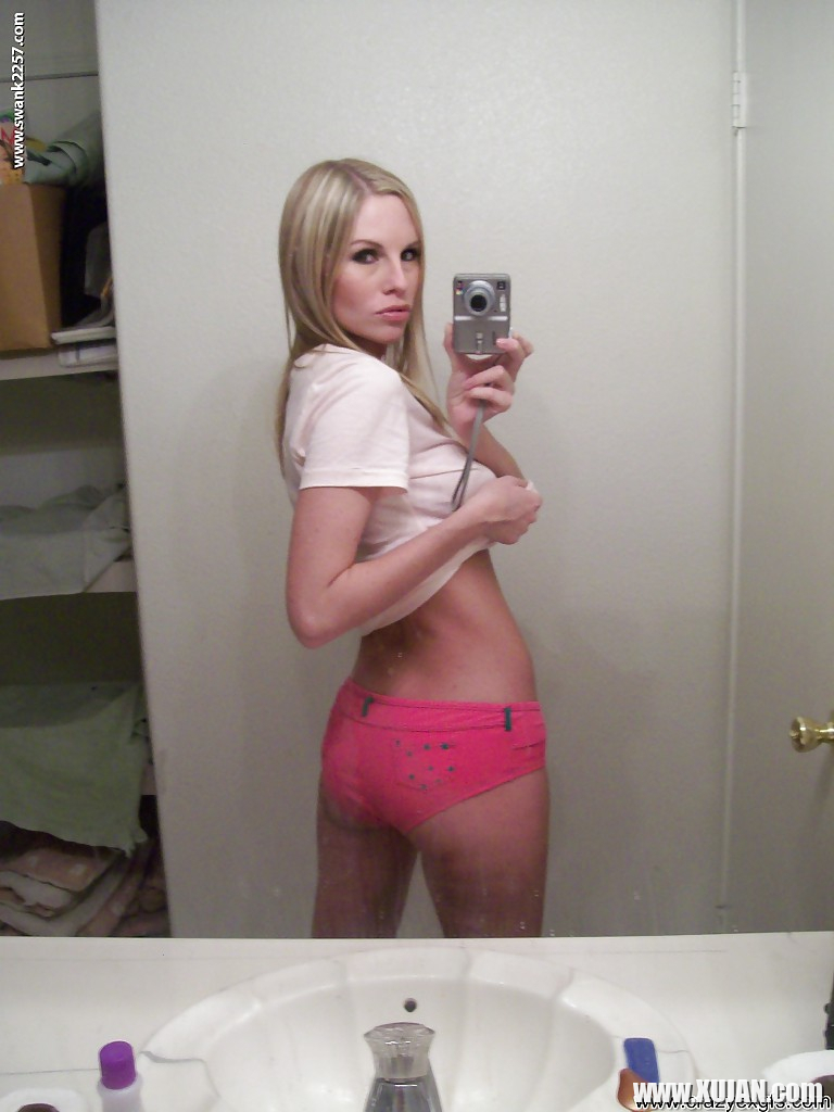 Big tit blonde Aimee undressing that stunning ass and pussy - Photo #2022301