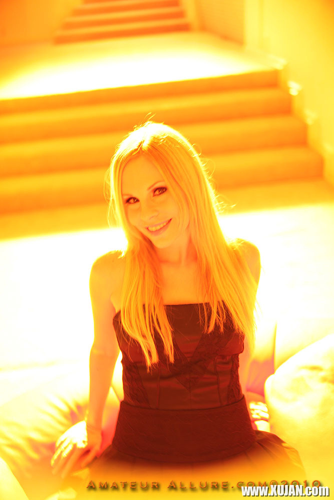Stunning busty blonde babe Aimee blows cock in sunshine - Photo #2022352