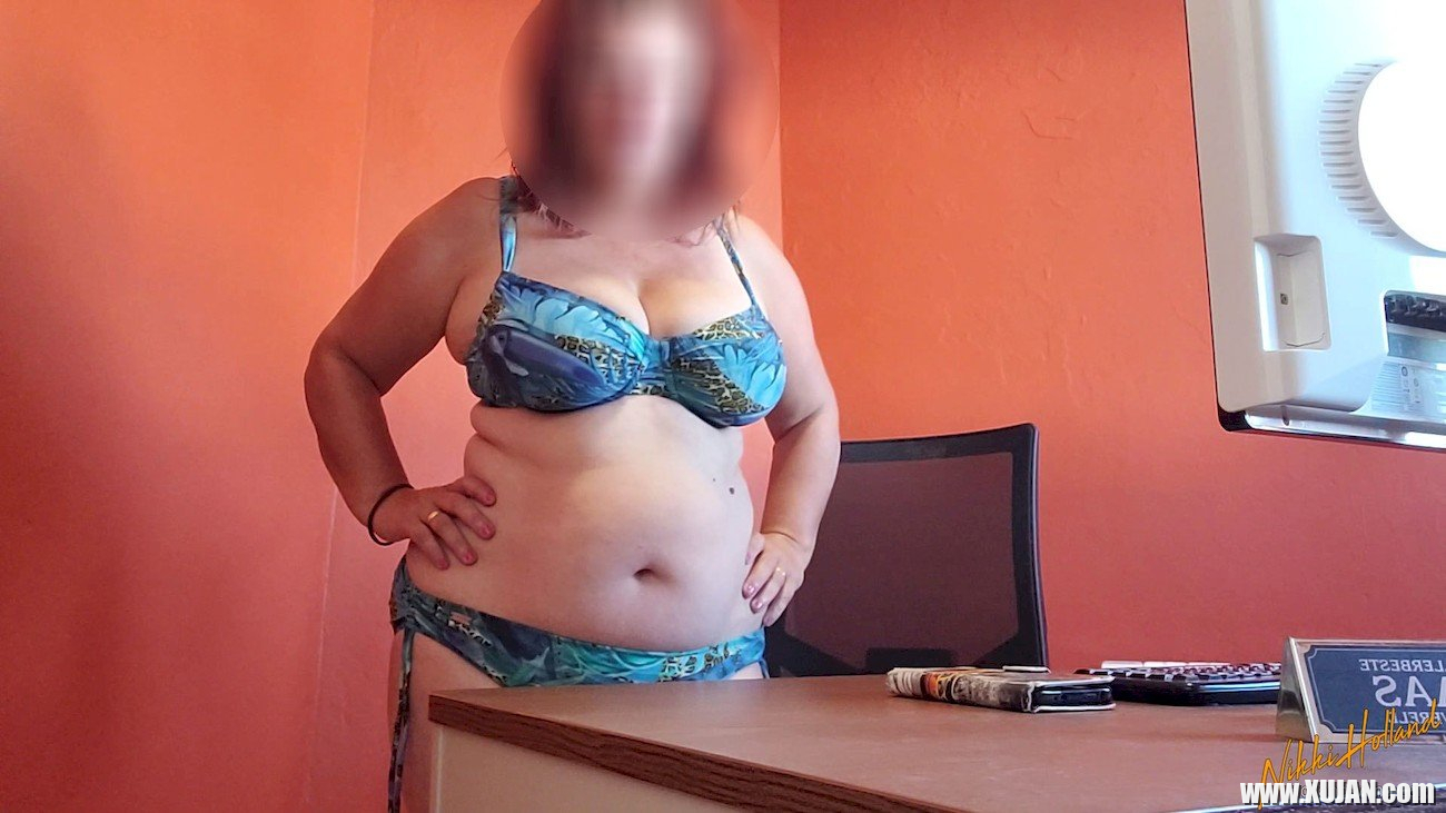 Chubby amateur girl in lingerie sitting by the desk - Photo #2028515