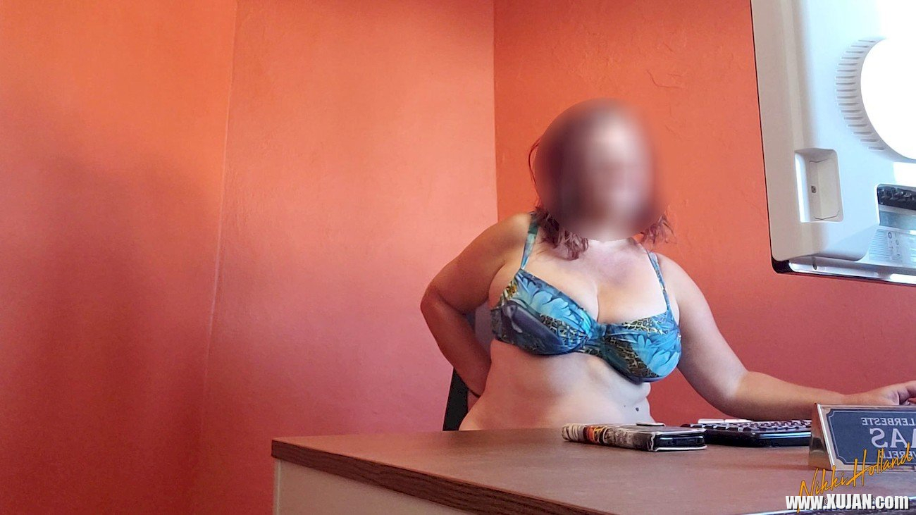Chubby amateur girl in lingerie sitting by the desk - Photo #2028526