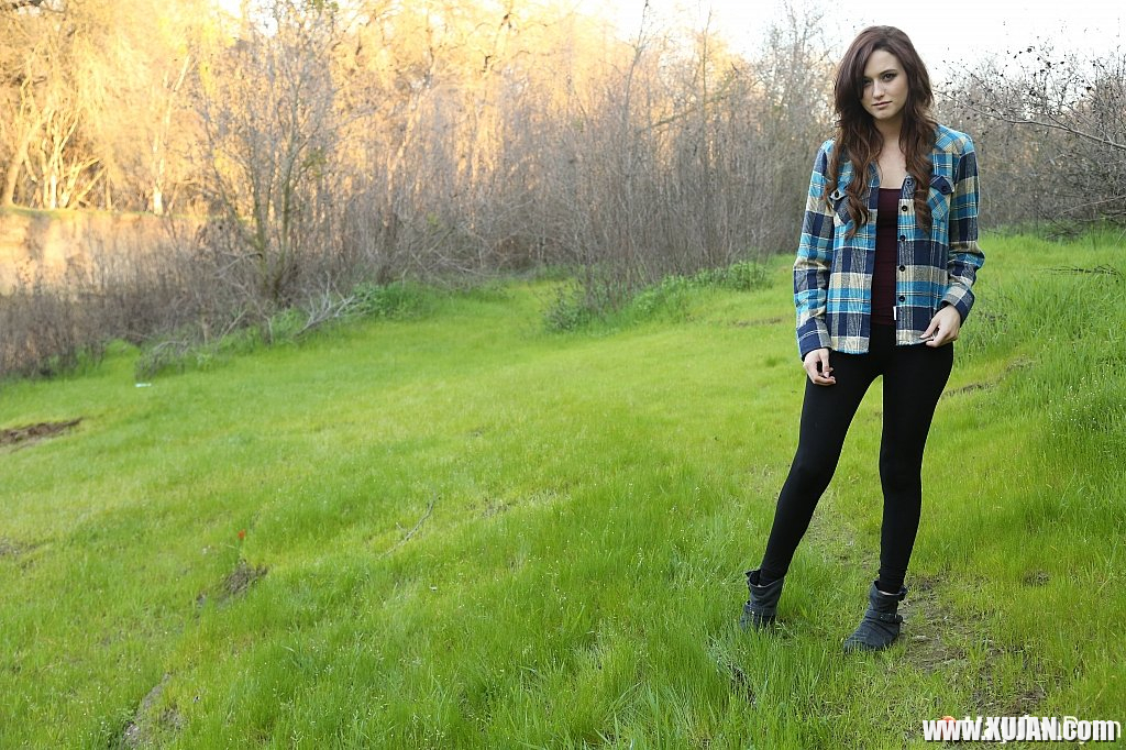 Hayden Ryan pulls down her Yoga Pants outdoors - Photo #2031650