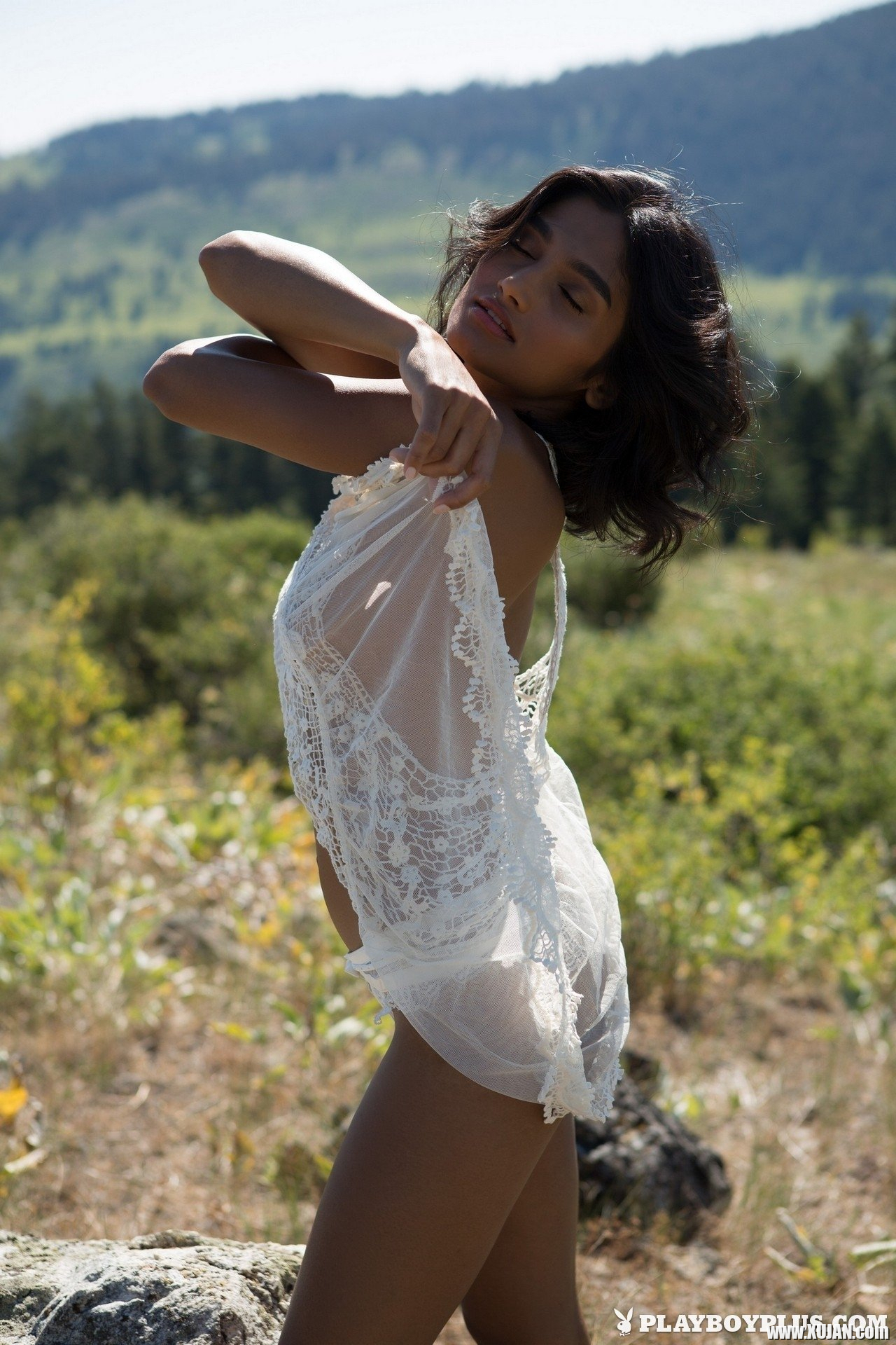 Angel Constance takes off her Clothes in a Field - Photo #2038099