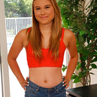 Cute chick Alyssa Cole gets completely naked while posing