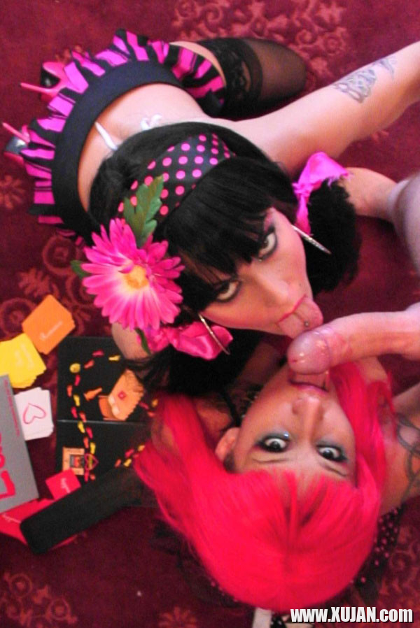 Regan Reese and Jessica Jaymes giving a blowjob - Photo #2052636