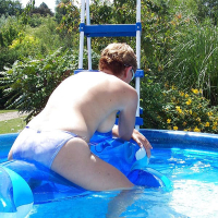 Nudisty loghavazanum varum e pchovi delfin
