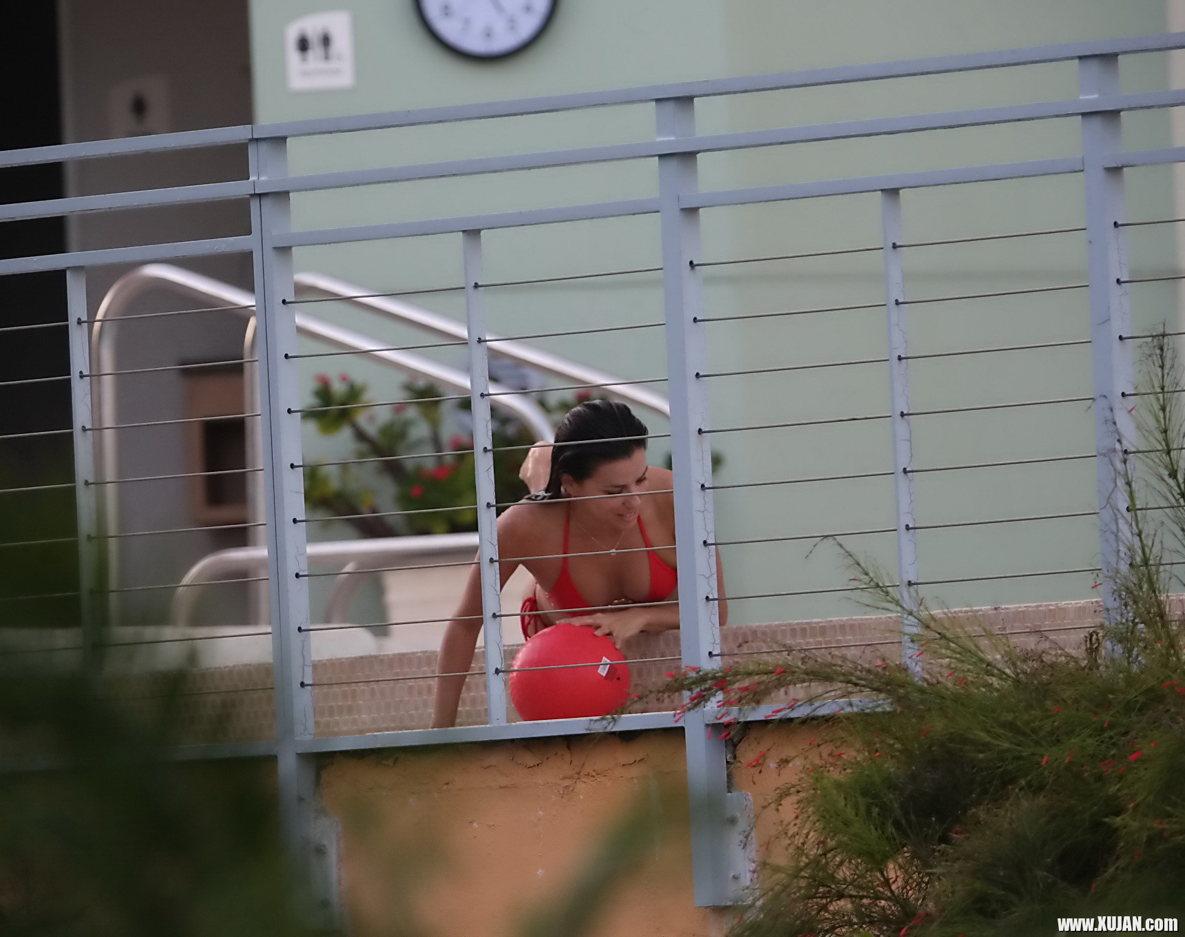 Eva Longoria shows off her round ass in a skimpy red bikini at the pool in Miami - Photo #2067084