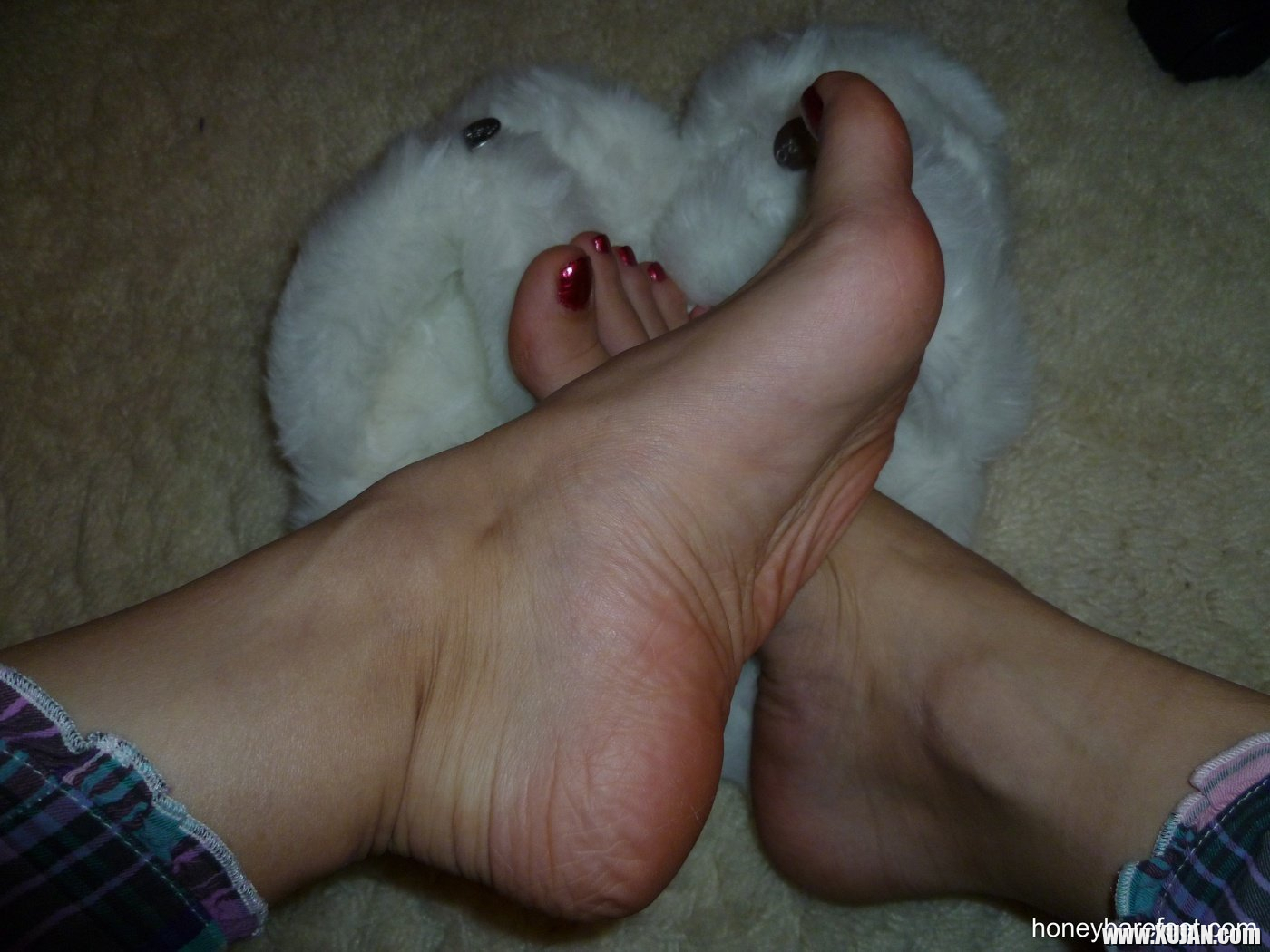 Sexy Honey Barefeet exposes the wrinkled soles of her sexy little feet - Photo #2068276