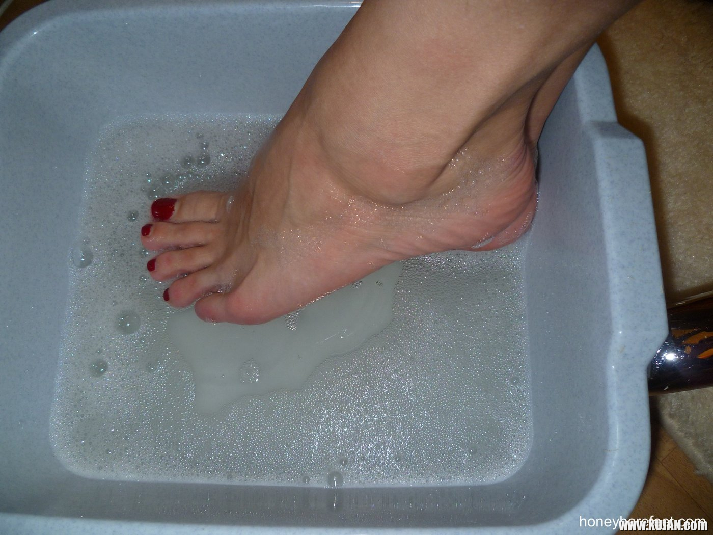 Sexy Honey Barefeet exposes the wrinkled soles of her sexy little feet - Photo #2068285