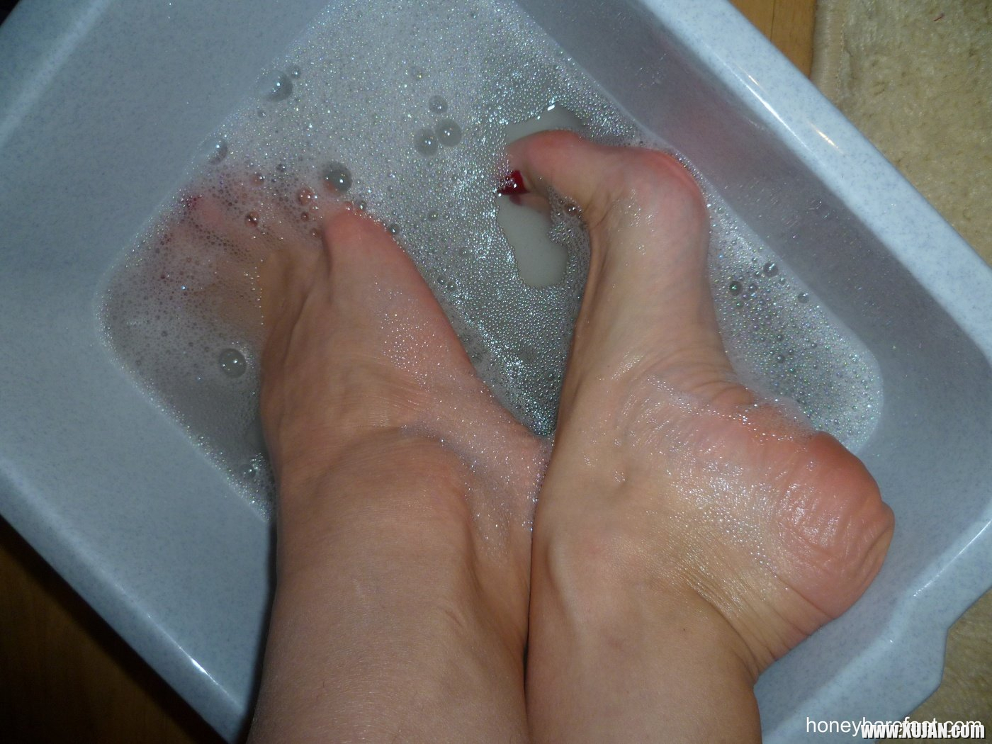 Sexy Honey Barefeet exposes the wrinkled soles of her sexy little feet - Photo #2068286