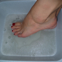 Sexy Honey Barefeet exposes the wrinkled soles of her sexy little feet