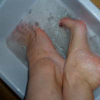 Sexy Honey Barefeet exposes the wrinkled soles of her sexy little feet