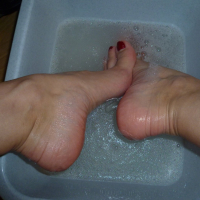 Sexy Honey Barefeet exposes the wrinkled soles of her sexy little feet