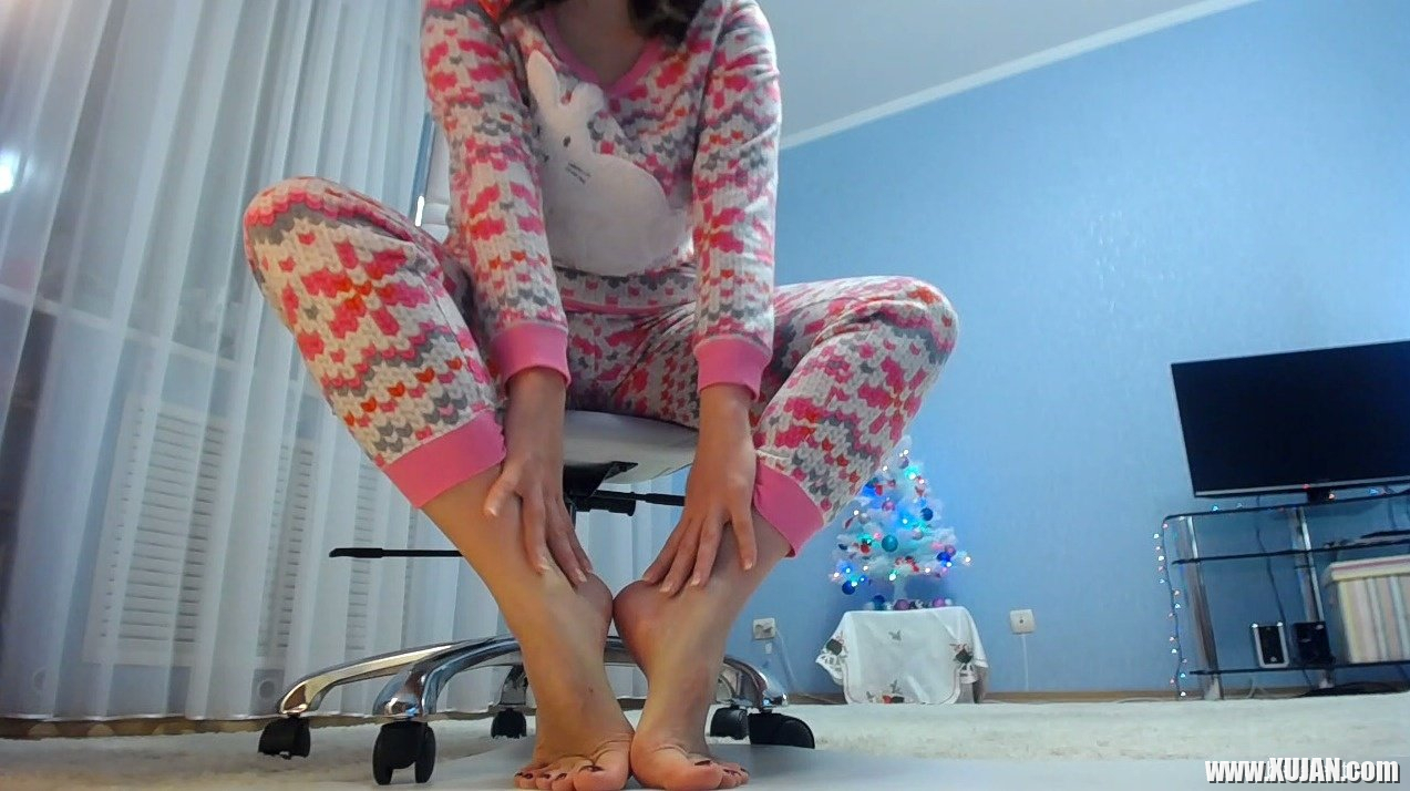 Cute babe Honey Barefeet teases us with her perfect feet - Photo #2068360