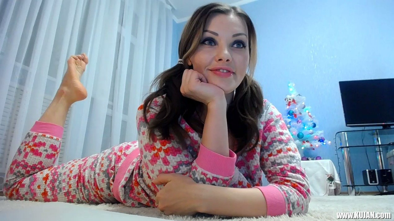 Cute babe Honey Barefeet teases us with her perfect feet - Photo #2068366