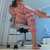 Cute babe Honey Barefeet teases us with her perfect feet
