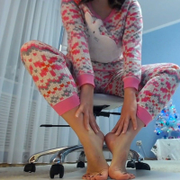 Cute babe Honey Barefeet teases us with her perfect feet
