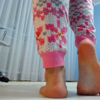 Cute babe Honey Barefeet teases us with her perfect feet