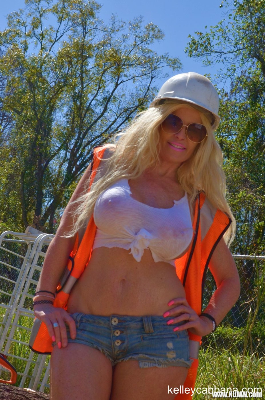 Busty MILF Kelley Cabbana works up a sweat on the building site - Photo #2075935