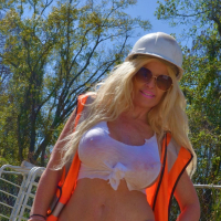 Busty MILF Kelley Cabbana works up a sweat on the building site