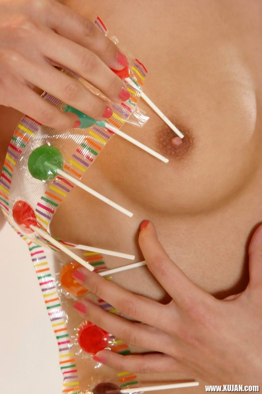 Armed blonde babe putting lollipop in pink pussy - Photo #2082264