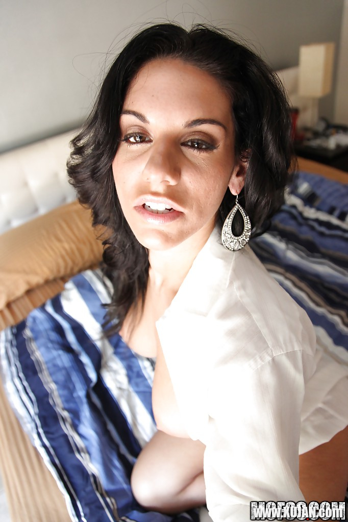 Luscious amateur Bella Reese revealing her bosoms and teasing her cunt - Photo #2083875