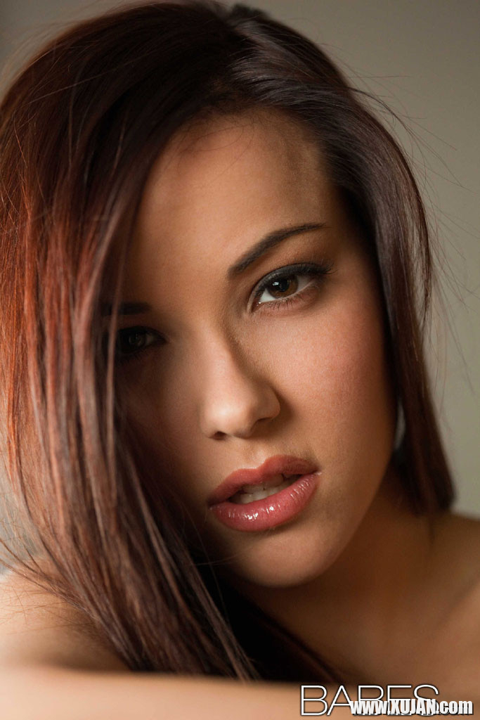 Elizabeth Marxs slowly reveals her awesome curves - Photo #2106885