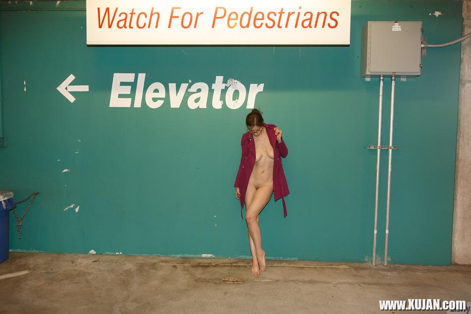 Hot college girl Elizabeth Marxs strips nude in public - Photo #2107006