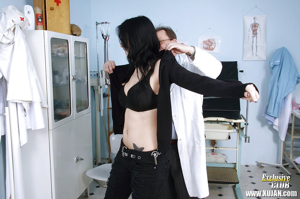 Brunette beauty Roxy Taggart is having her big tits teased by a doctor - Photo #2131605