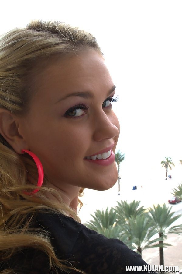 Roxy Raye slides down her panty - Photo #2146701