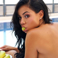 Poolside pucy Gape