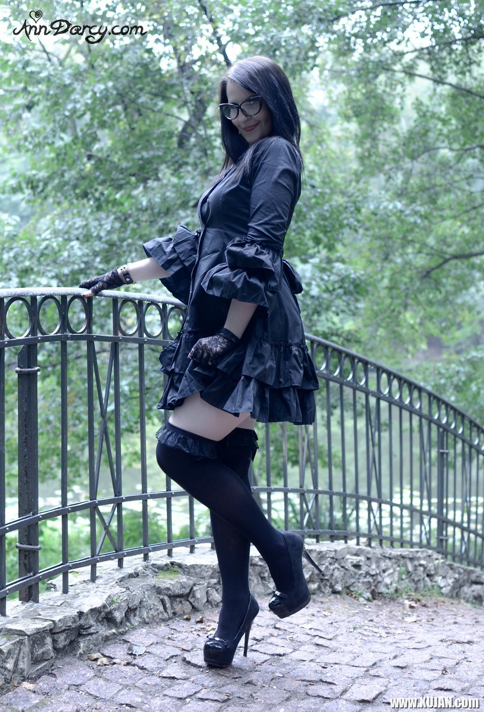 Goth chick Ann Darcy flashing her nice butt outdoors - Photo #2149645