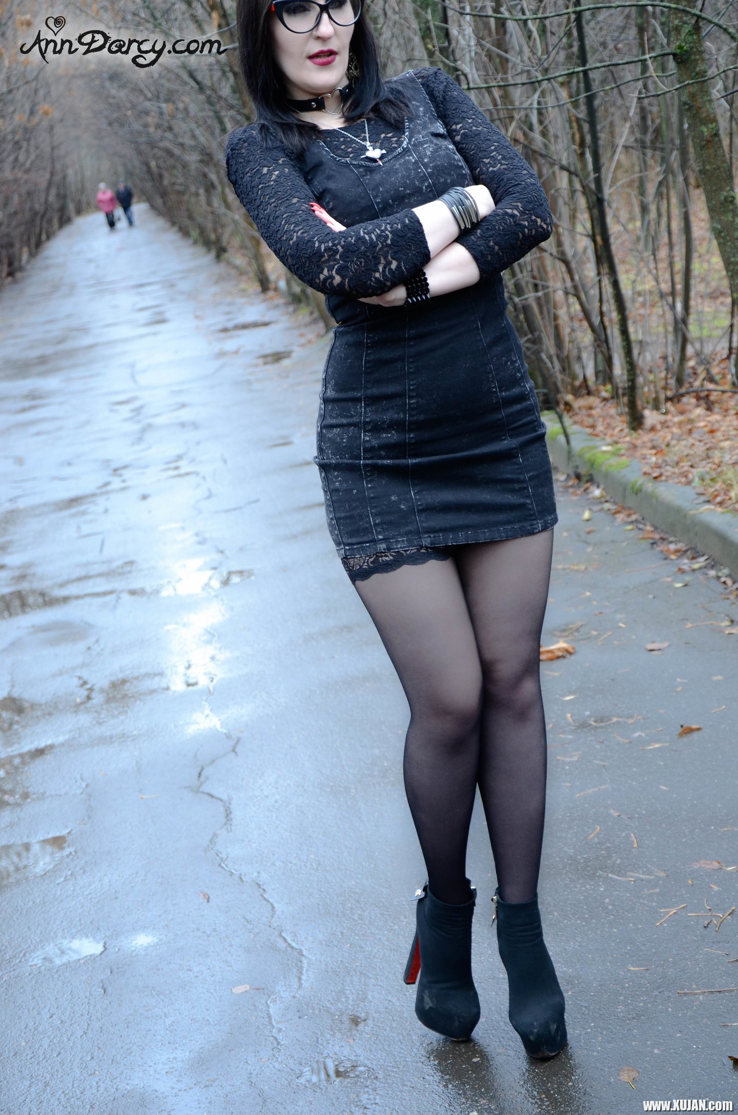 Ann Darcy teases in Public with her juicy Beaver - Photo #2149719
