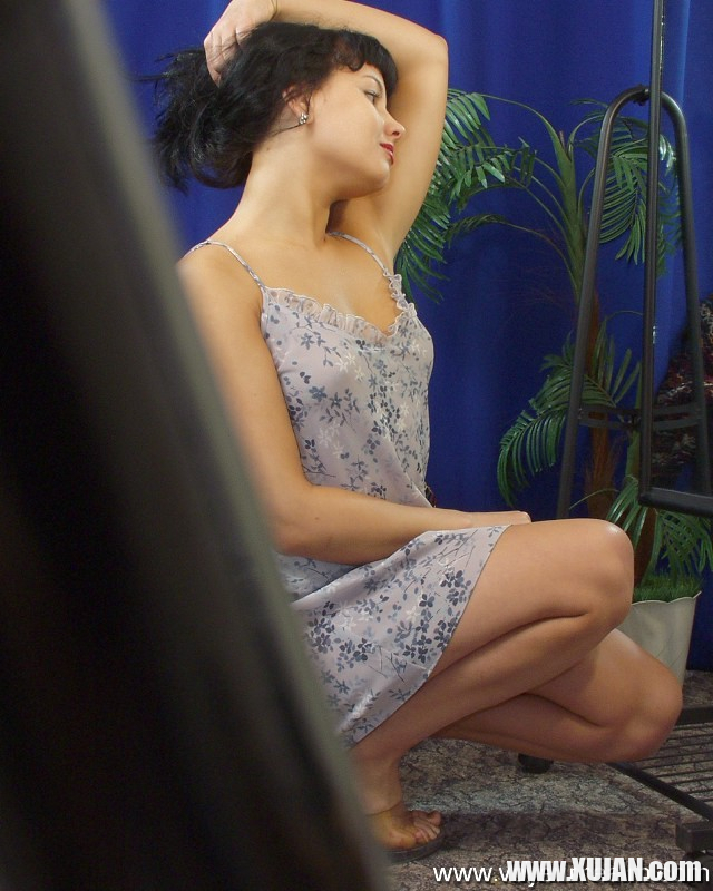 Spy cam catches nude kitty getting dressed - Photo #2166886