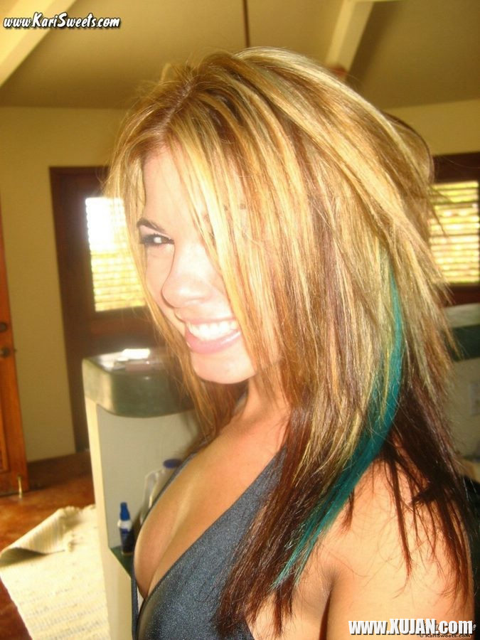 Kari Sweets in Puerto Rico enjoing some beer in a bikini - Photo #2176928