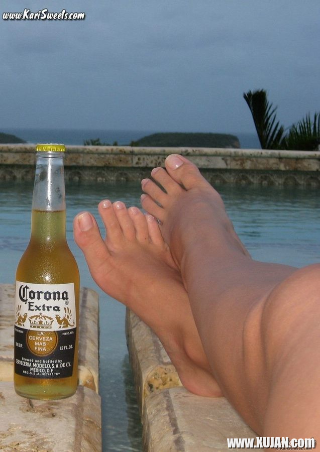 Kari Sweets in Puerto Rico enjoing some beer in a bikini - Photo #2176933