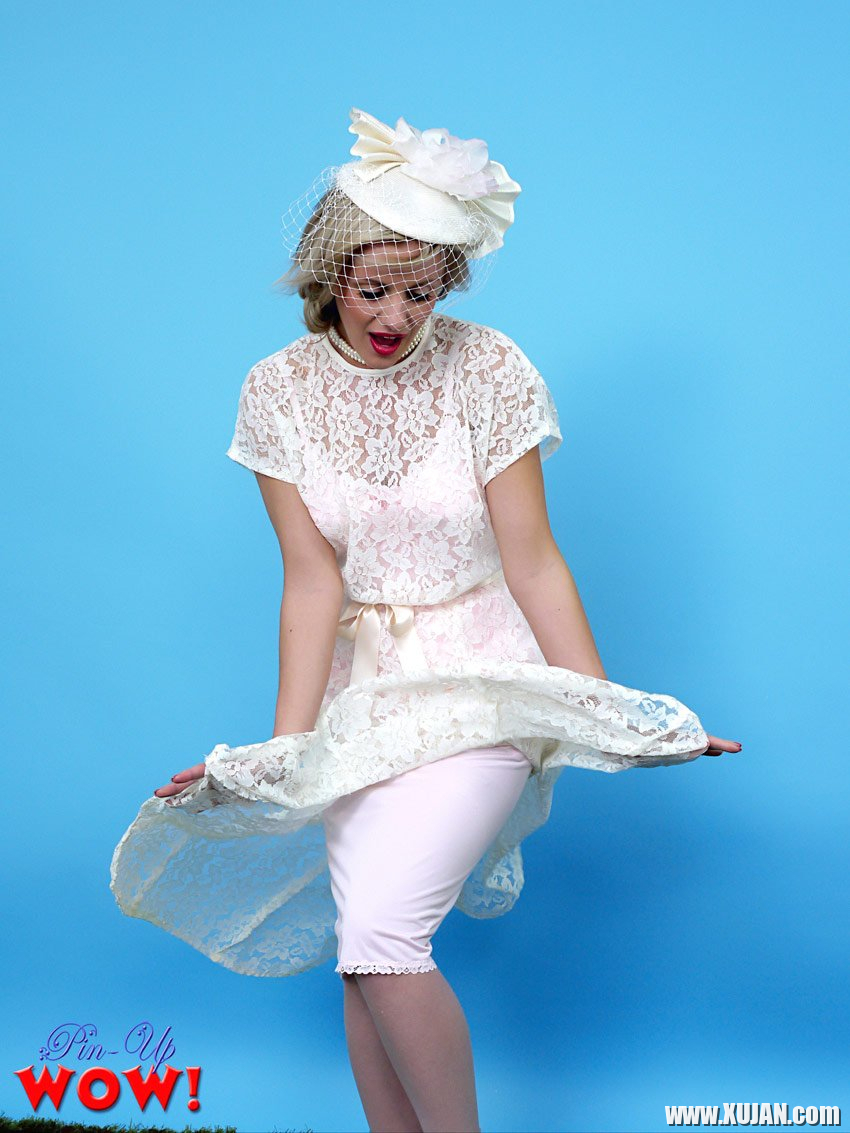 Naughty Pinup Girl Amy Green showing Boobies - Photo #2181057