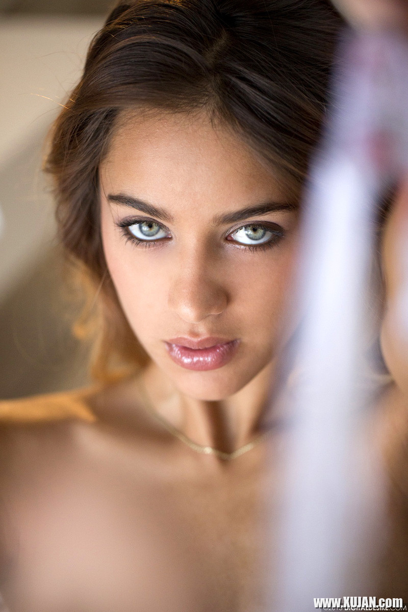 Uma Jolie sensually peels off her nightie and panties - Photo #2187949