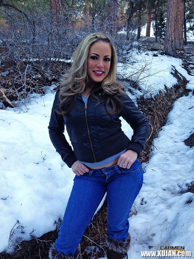 CARMEN VALENTINA FLASHES HER TITS OUTDOORS - Photo #2193034
