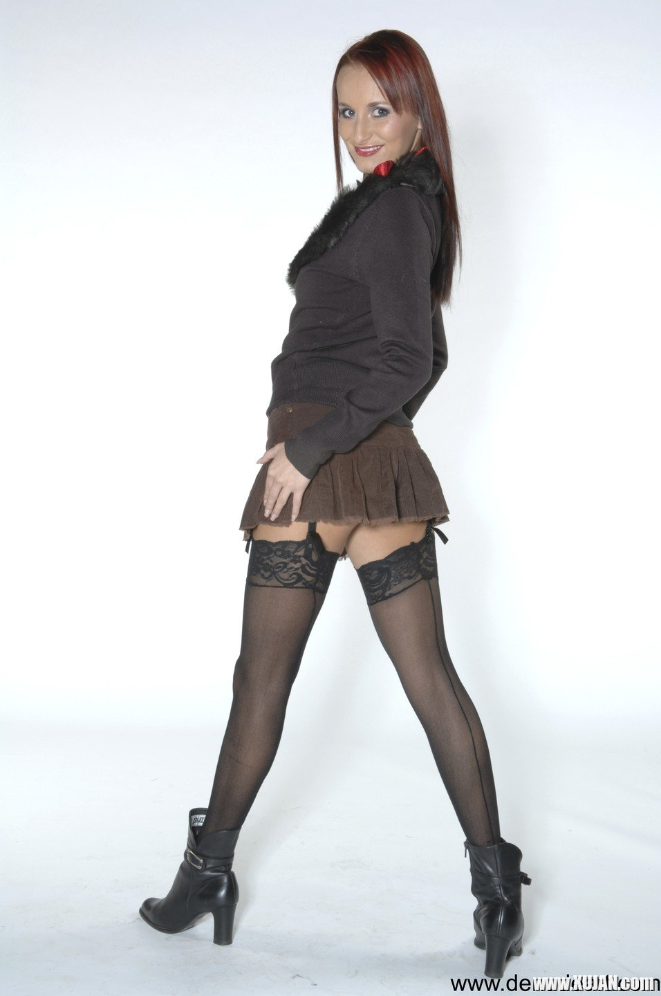Pretty babe Claudia Adams stripping and showing her hot figure - Photo #2197804