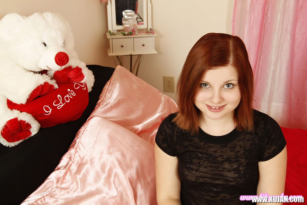 Lil Candy gets her tight teen pussy spread doggystyle - Photo #2203917