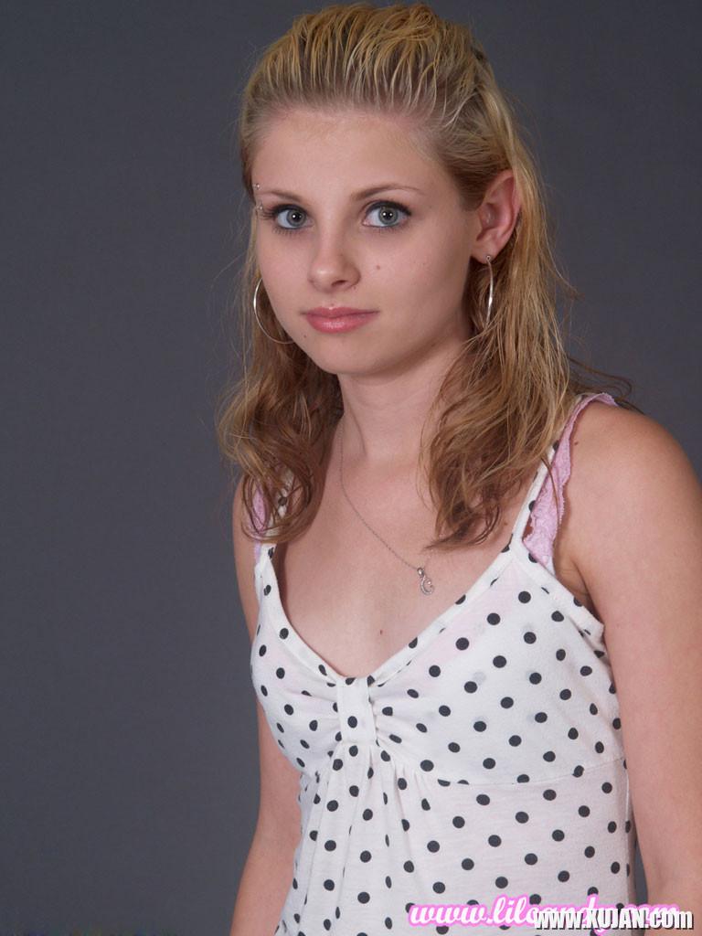 Lil Candy masturbates to a xxx porn magazine - Photo #2204093