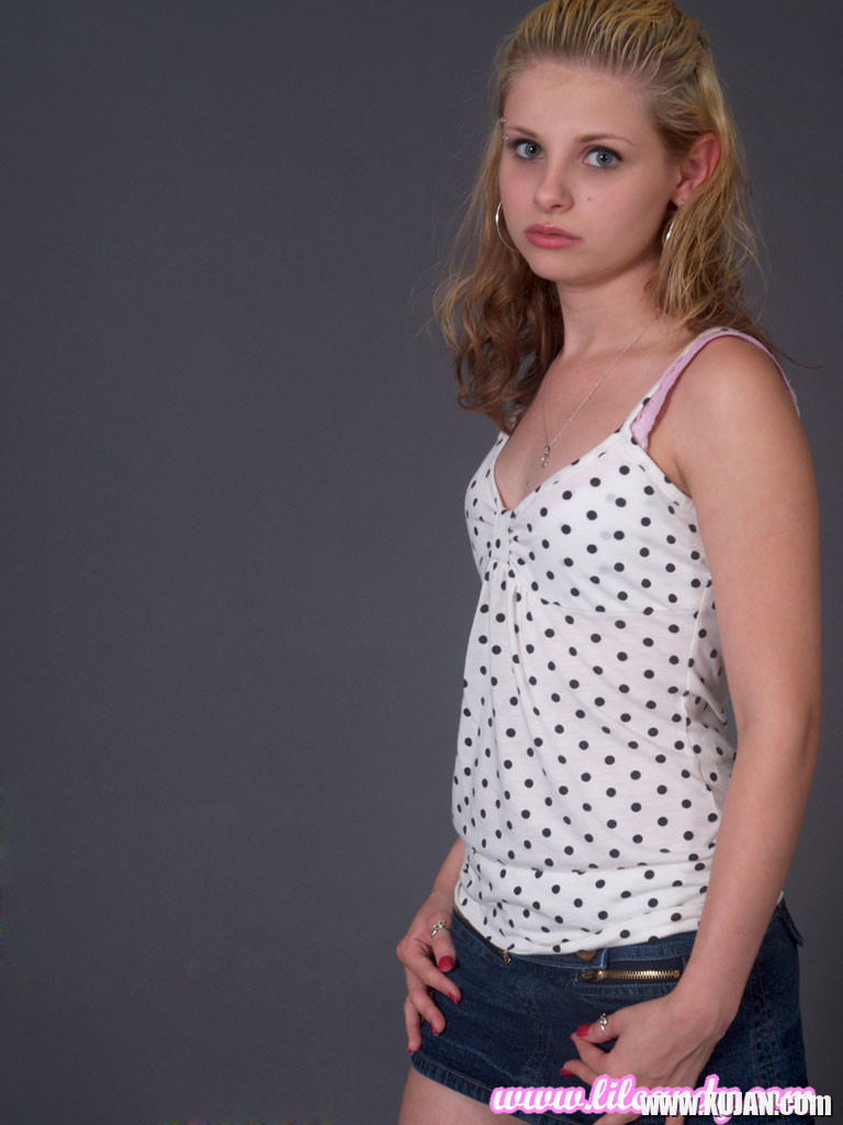 Lil Candy masturbates to a xxx porn magazine - Photo #2204094